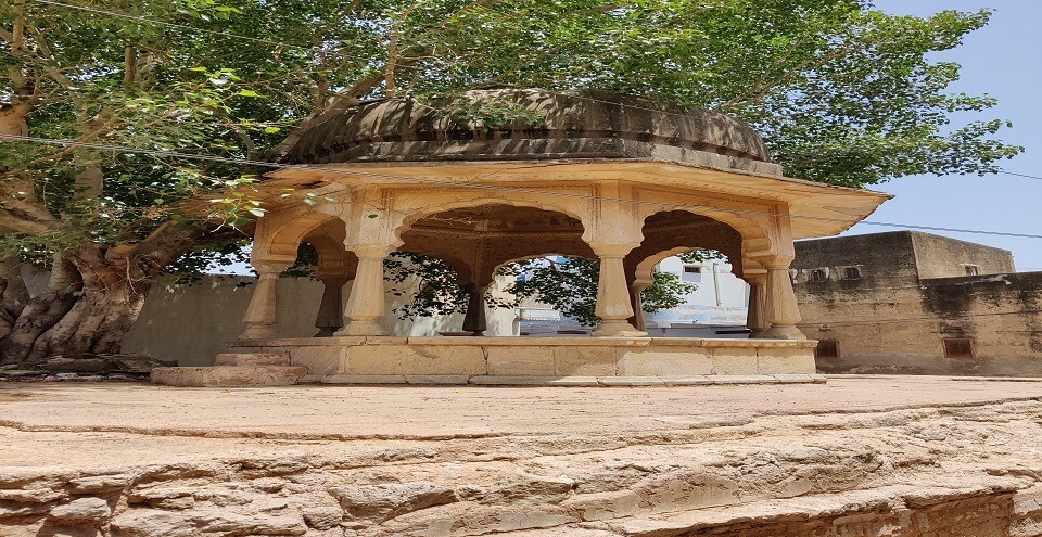 AATH KAMBH CHHATRI