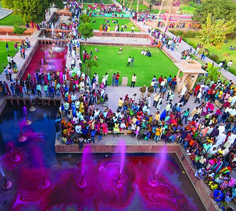 रंगों और श्रद्धा का उत्सव